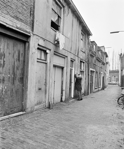 858745 Gezicht op de panden Visscherssteeg 11 (links) -lager te Utrecht. Boven de deur van het huis nr. 11 hangt een ...